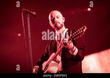 Oslo, Norwegen. 03., Dezember 2022. Die norwegische Rockband Madrugada führt ein Live-Konzert im Oslo Spektrum in Oslo auf. Hier werden Sänger und Songwriter Sivert Hoyem live auf der Bühne gesehen. (Foto: Gonzales Photo - Terje Dokken). Stockfoto