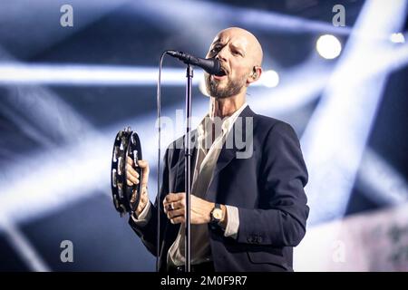 Oslo, Norwegen. 03., Dezember 2022. Die norwegische Rockband Madrugada führt ein Live-Konzert im Oslo Spektrum in Oslo auf. Hier werden Sänger und Songwriter Sivert Hoyem live auf der Bühne gesehen. (Foto: Gonzales Photo - Terje Dokken). Stockfoto