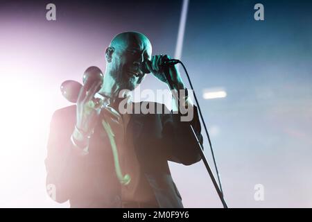 Oslo, Norwegen. 03., Dezember 2022. Die norwegische Rockband Madrugada führt ein Live-Konzert im Oslo Spektrum in Oslo auf. Hier werden Sänger und Songwriter Sivert Hoyem live auf der Bühne gesehen. (Foto: Gonzales Photo - Terje Dokken). Stockfoto