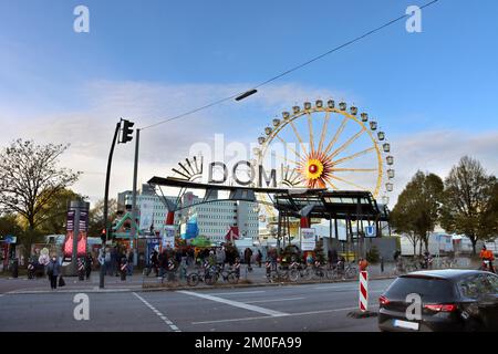 Eingang mit Riesenrad am Hamburger Dom, Deutschland, Hamburg Stockfoto