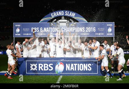 Dossierfoto von 19-03-2016 von Englands Dylan Hartley hebt die RBS 6 Nations Trophäe während des 2016 RBS Six Nations Spiels im Stade de France, Paris. Eddie Jones wurde als Cheftrainer für England entlassen, als Reaktion auf einen düsteren Herbst, in dem die Weltmeisterschaft 2023 sich schnell nähert. Jones' Herrschaft begann mit einem Feuerwerk, als er Englands ersten Grand Slam seit 2023 und den ersten sechs-Nationen-Titel fünf Jahre lang mit denselben Spielern spielte, die nur Monate zuvor bei der Weltmeisterschaft zu einem Gruppenabbruch abgestürzt waren. Ausgabedatum: Dienstag, 6. Dezember 2022. Stockfoto