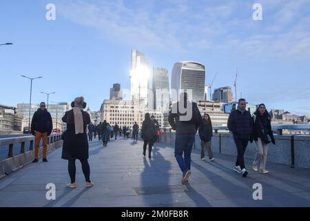 London, Großbritannien. 6.. Dezember 2022 Die Menschen gehen über die London Bridge vorbei an der Skyline von London an klaren Tagen, wenn die Temperaturen in der Hauptstadt sinken. Kredit: Vuk Valcic/Alamy Live News Stockfoto