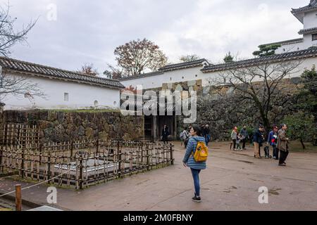 Himeji, Japan. Der Park und das Gelände des White Egret oder Heron Castle, ein Schlosskomplex aus der Azuchi Momoyama-Zeit und ein Weltkulturerbe Stockfoto