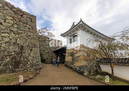 Himeji, Japan. Der Park und das Gelände des White Egret oder Heron Castle, ein Schlosskomplex aus der Azuchi Momoyama-Zeit und ein Weltkulturerbe Stockfoto