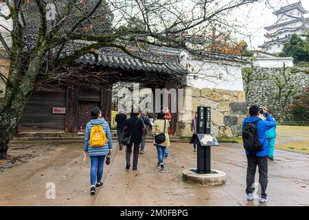 Himeji, Japan. Der Park und das Gelände des White Egret oder Heron Castle, ein Schlosskomplex aus der Azuchi Momoyama-Zeit und ein Weltkulturerbe Stockfoto