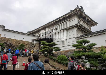 Himeji, Japan. Der Park und das Gelände des White Egret oder Heron Castle, ein Schlosskomplex aus der Azuchi Momoyama-Zeit und ein Weltkulturerbe Stockfoto