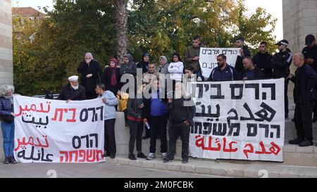 JERUSALEM, ISRAEL - DEZEMBER 6: Palästinenser nehmen an einer Demonstration außerhalb der Stadt Jerusalem Teil, die von Palästinensern im Gebiet Wadi Qaddum im Viertel Silwan durchgeführt wird, gegen den Plan der Gemeinde, am 6. Dezember 2022 ein Gebäude mit 12 Wohneinheiten in ihrer Nachbarschaft in Jerusalem, Israel, abzureißen. In palästinensischen Vierteln werden angeblich Abrisse von Häusern durchgeführt, weil die Häuser möglicherweise ohne Genehmigung gebaut wurden. Kredit: Eddie Gerald/Alamy Live News Stockfoto