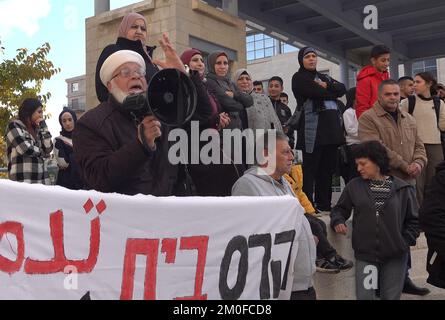 JERUSALEM, ISRAEL - DEZEMBER 6: Palästinenser nehmen an einer Demonstration außerhalb der Stadt Jerusalem Teil, die von Palästinensern im Gebiet Wadi Qaddum im Viertel Silwan durchgeführt wird, gegen den Plan der Gemeinde, am 6. Dezember 2022 ein Gebäude mit 12 Wohneinheiten in ihrer Nachbarschaft in Jerusalem, Israel, abzureißen. In palästinensischen Vierteln werden angeblich Abrisse von Häusern durchgeführt, weil die Häuser möglicherweise ohne Genehmigung gebaut wurden. Kredit: Eddie Gerald/Alamy Live News Stockfoto