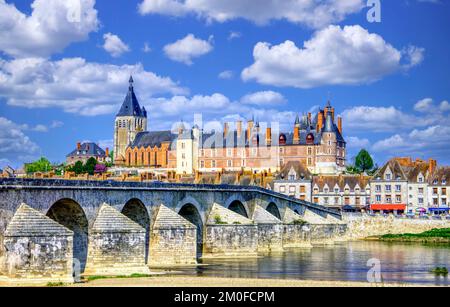 Blick auf Gien mit dem Schloss und der alten Brücke über die Loire - Frankreich, Loiret. Stockfoto