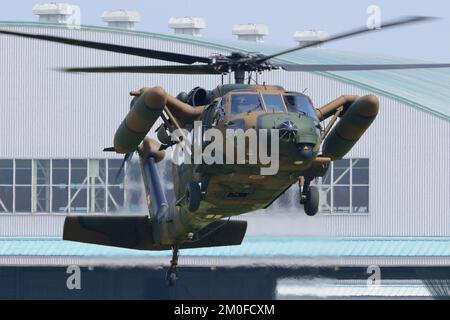 Präfektur Ibaraki, Japan - 17. Mai 2015: Japan Ground Self-Defense Force UH-60JA Black Hawk Utility Helikopter. Stockfoto