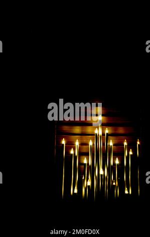 Festliche Weihnachtslichter in Form eines Sterns vor einem dunklen Hintergrund einiger Fensterläden. Verfügbarer Kopierplatz Stockfoto