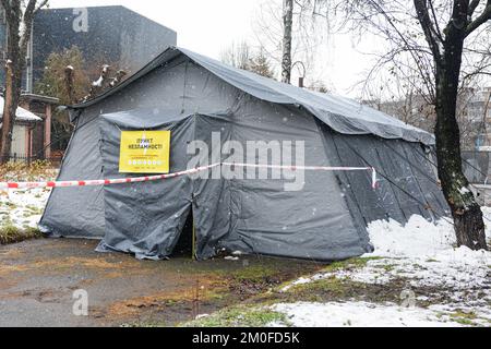 Kiew, Ukraine. 26.. November 2022. „Point of Unincibility“, ein spezieller Schutzraum mit Heizung und Generatoren, der den Bürgern bei einem langfristigen Stromausfall in einem Park in Kiew zur Verfügung steht. (Foto: Aleksandr Gusev/SOPA Images/Sipa USA) Guthaben: SIPA USA/Alamy Live News Stockfoto