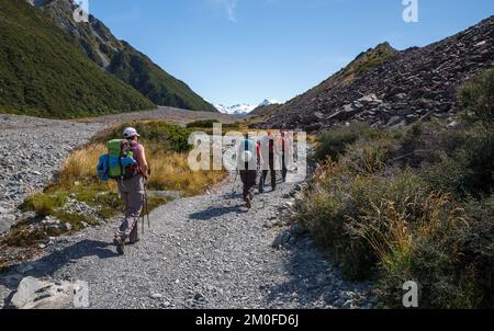 Wanderer auf dem Ball Pass geführte Wanderung in Mount Cook Neuseeland Stockfoto