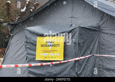 Kiew, Ukraine. 26.. November 2022. „Point of Unincibility“, ein spezieller Schutzraum mit Heizung und Generatoren, der den Bürgern bei einem langfristigen Stromausfall in einem Park in Kiew zur Verfügung steht. (Foto: Aleksandr Gusev/SOPA Images/Sipa USA) Guthaben: SIPA USA/Alamy Live News Stockfoto