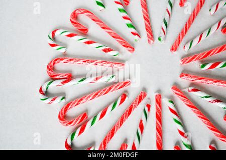 Traditionelle weihnachtliche Zuckerstangen auf weißem Hintergrund in Form eines Weihnachtskranzes Stockfoto