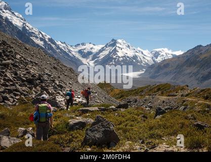 Wanderer auf dem Ball Pass geführte Wanderung in Mount Cook Neuseeland Stockfoto