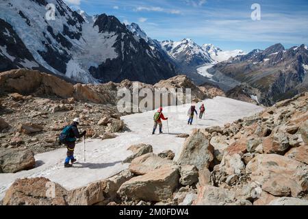 Wanderer auf dem Ball Pass geführte Wanderung in Mount Cook Neuseeland Stockfoto