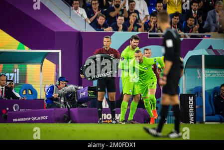 Doha, Katar. 5.. Dezember 2022. Torwart Weverton (Brasilien) wird durch Torwart Alisson (Brasilien) Brasilien - Korea Republic Brasilien - Südkorea ersetzt Stockfoto