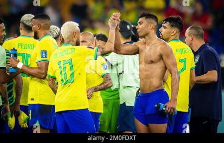 Doha, Katar. 5.. Dezember 2022. Neymar (Brasilien) feiert mit Casemiro (Brasilien) den Erfolg 4:1 Brasilien – Korea Republic Brasilien – Südkorea Worl Stockfoto