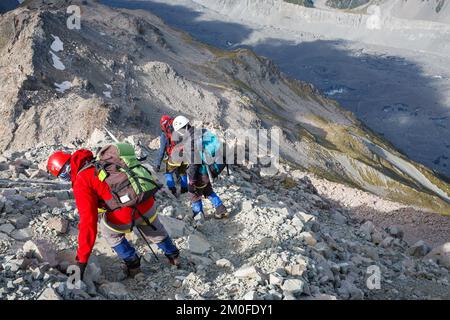 Wanderer auf dem Ball Pass geführte Wanderung in Mount Cook Neuseeland Stockfoto