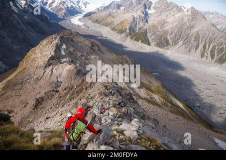 Wanderer auf dem Ball Pass geführte Wanderung in Mount Cook Neuseeland Stockfoto