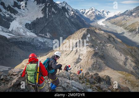 Wanderer auf dem Ball Pass geführte Wanderung in Mount Cook Neuseeland Stockfoto