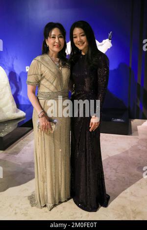 Santa Ana, Kalifornien, USA. 1.. Dezember 2022. Zehra Sun und Crystal Kung Minkoff besuchen die Bowers Museum Holiday Gala mit der „Guo Pei: Art of Couture“-Ausstellung im Bowers Museum in Santa Ana, Kalifornien. Kredit: Sheri Determan Stockfoto