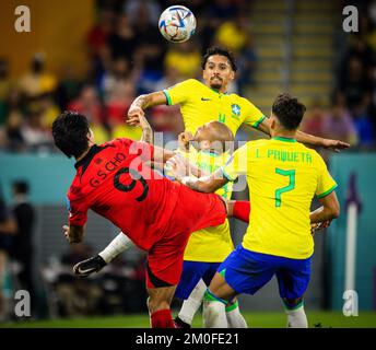 Doha, Katar. 5.. Dezember 2022. GUE-sung Cho (Korea), Dani Alves (Brasilien), Marquinhos (Brasilien), Lucas Paqueta (Brasilien) Brasilien - Republik Korea Stockfoto