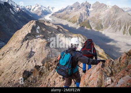 Wanderer auf dem Ball Pass geführte Wanderung in Mount Cook Neuseeland Stockfoto