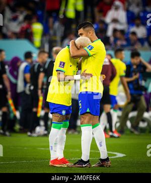 Doha, Katar. 5.. Dezember 2022. Raphinha (Brasilien) weint vor dem Spiel und wird von Casemiro (Brasilien) Brasilien - Korea Republic Brasilien - Sü begrüßt Stockfoto