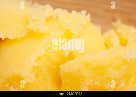 Hausgemachtes geschmolzenes Ghee, gebrannte Butter, Nahaufnahme des Hintergrunds von Makrokost. Stockfoto