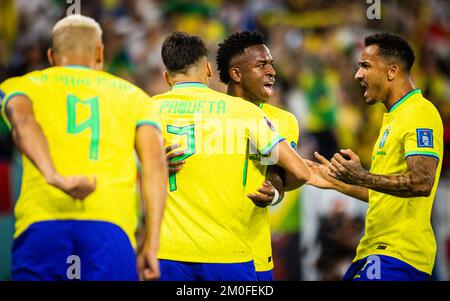 Doha, Katar. 5.. Dezember 2022. Richarlison (Brasilien), Lucas Paqueta (Brasilien), Vinicius Junior (Brasilien), Danilo (Brasilien) Brasilien – Korea Stockfoto