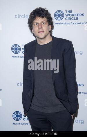 New York, New York, USA. 5.. Dezember 2022. (NEU) 2022 Workers Circle Benefit. 05. Dezember 2022, New York, New York, USA: Jesse Eisenberg nimmt am 05. Dezember 2022 an der 2022 Workers Circle Benefit auf der Tribeca 360 in New York City Teil. (Kreditbild: © M10s/TheNEWS2 über ZUMA Press Wire) Stockfoto