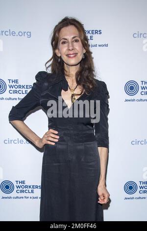 New York, New York, USA. 5.. Dezember 2022. (NEU) 2022 Workers Circle Benefit. 05. Dezember 2022, New York, New York, USA: Jessica Hecht nimmt am 05. Dezember 2022 an der 2022 Workers Circle Benefit auf der Tribeca 360 in New York City Teil. (Kreditbild: © M10s/TheNEWS2 über ZUMA Press Wire) Stockfoto