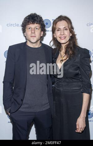 New York, New York, USA. 5.. Dezember 2022. (NEU) 2022 Workers Circle Benefit. 05. Dezember 2022, New York, New York, USA: Jesse Eisenberg und Jessica Hecht nehmen am 05. Dezember 2022 in New York City am 2022 Workers Circle Benefit auf der Tribeca 360 Teil. (Kreditbild: © M10s/TheNEWS2 über ZUMA Press Wire) Stockfoto