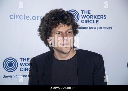 New York, New York, USA. 5.. Dezember 2022. (NEU) 2022 Workers Circle Benefit. 05. Dezember 2022, New York, New York, USA: Jesse Eisenberg nimmt am 05. Dezember 2022 an der 2022 Workers Circle Benefit auf der Tribeca 360 in New York City Teil. (Kreditbild: © M10s/TheNEWS2 über ZUMA Press Wire) Stockfoto