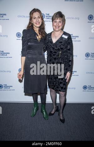 New York, New York, USA. 5.. Dezember 2022. (NEU) 2022 Workers Circle Benefit. 05. Dezember 2022, New York, New York, USA: Jessica Hecht und Ann Tobak nehmen am 05. Dezember 2022 in New York City am 2022 Workers Circle Benefit auf der Tribeca 360 Teil. (Kreditbild: © M10s/TheNEWS2 über ZUMA Press Wire) Stockfoto