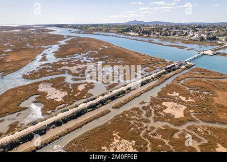 Luftaufnahme des Retro-Zuges zum Barril Beach an der Algarve, Portugal Stockfoto