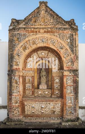 Altar aus menschlichen Knochen und Schädeln in der Kirche Santa Maria in Faro, Portugal Stockfoto