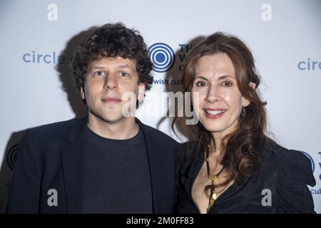 New York, New York, USA. 5.. Dezember 2022. (NEU) 2022 Workers Circle Benefit. 05. Dezember 2022, New York, New York, USA: Jesse Eisenberg und Jessica Hecht nehmen am 05. Dezember 2022 in New York City am 2022 Workers Circle Benefit auf der Tribeca 360 Teil. (Kreditbild: © M10s/TheNEWS2 über ZUMA Press Wire) Stockfoto