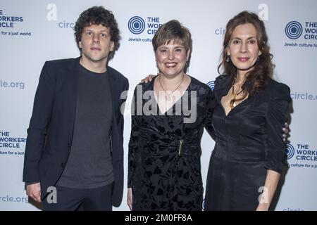 New York, New York, USA. 5.. Dezember 2022. (NEU) 2022 Workers Circle Benefit. 05. Dezember 2022, New York, New York, USA: Jesse Eisenberg, Ann Tobak und Jessica Hecht nehmen am 05. Dezember 2022 an der 2022 Workers Circle Benefit auf der Tribeca 360 in New York City Teil. (Kreditbild: © M10s/TheNEWS2 über ZUMA Press Wire) Stockfoto