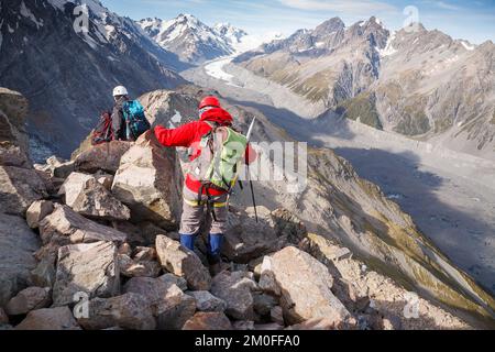 Wanderer auf dem Ball Pass geführte Wanderung in Mount Cook Neuseeland Stockfoto