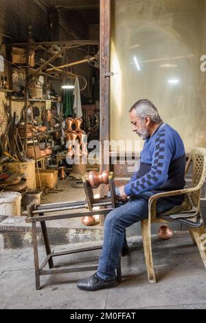 Handwerker auf dem Koppersmith-Basar in Gaziantep, Türkei Stockfoto