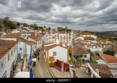 Blick von oben auf die mittelalterliche befestigte Stadt Obidos, Portugal Stockfoto