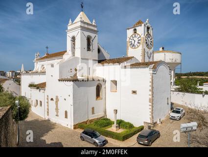 Die Kirche der Heiligen Maria kann vom Schloss in Tavira, Südportugal, aus gesehen werden Stockfoto