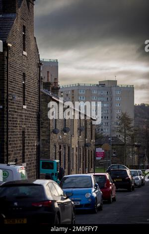 Boothtown ist ein Vorort von Halifax, West Yorkshire, England, der innerhalb von Town ward liegt, einer der 17 Bezirke von Calderdale. Es wurde kürzlich in den Filmen des BBC Drama Happy Valley mit Sarah Lancashire verwendet. Es wurde von den Fabriken der Textilindustrie dominiert. Rawson's Mill auf der Old Lane ist nun stillgelegt und als denkmalgeschütztes Gebäude ausgewiesen. Kredit: Windmill Images/Alamy Live News Stockfoto