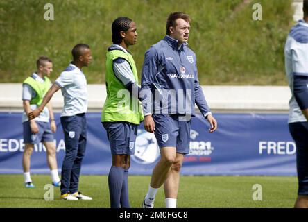 VON POLFOTO: 06/09/2011. Englands Fußballmannschaft unter 21 Jahren trainierte für die Europameisterschaft U21 in Fredericia, Dänemark. Hier sehen Sie Phil Jones, der kürzlich an Manchester United verkauft wurde, Og Jonathan Delfouneso. FOTOGRAF/ANDERS BROHUS Stockfoto