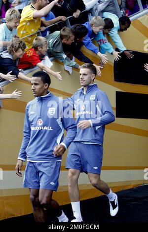 VON POLFOTO: 06/09/2011. Englands Fußballmannschaft unter 21 Jahren trainierte für die Europameisterschaft U21 in Fredericia, Dänemark. Hier sehen Sie Scott Sinclair (links) und Jordan Henderson, der kürzlich für Â 20 Mio. Pfund an Liverpool verkauft wurde. FOTOGRAF/ANDERS BROHUS Stockfoto