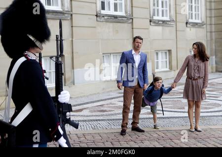 Prinz Christian von Dänemark begann seinen ersten Schultag in Klasse 0 in Tranegaardsskolen in Hellerup, außerhalb von Kopenhagen. Prinz Christian vor Schloss Amalienborg mit seinen Eltern Kronprinz Frederik und Kronprinzessin Mary vor der Abreise zur Schule. Stockfoto