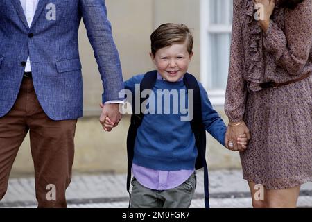 Prinz Christian von Dänemark begann seinen ersten Schultag in Klasse 0 in Tranegaardsskolen in Hellerup, außerhalb von Kopenhagen. Prinz Christian vor Schloss Amalienborg mit seinen Eltern Kronprinz Frederik und Kronprinzessin Mary vor der Abreise zur Schule. Stockfoto